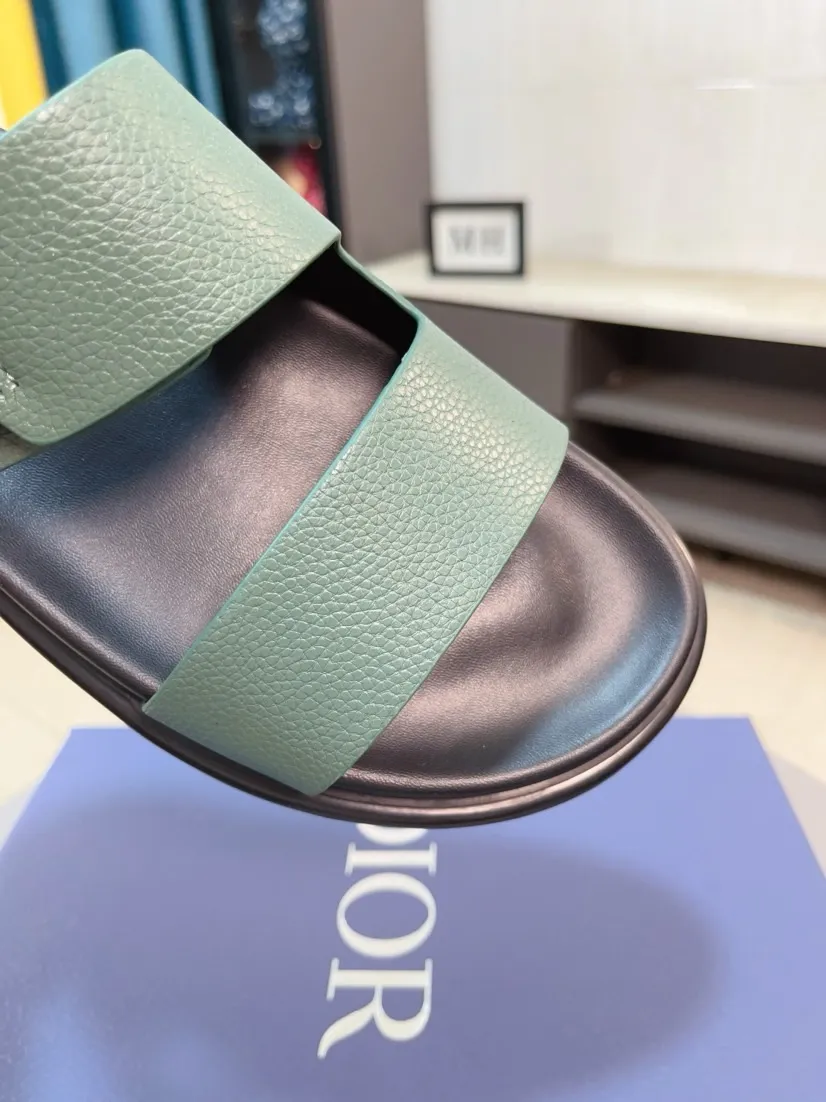 Men's Men's Shoes 💰320🌸🌸Dior Aqua Men's Sandals Slippers. Showcasing Dior haute couture design. The Dior gray suede strap is accented with an aluminum Dior buckle for added style. Paired with a comfortable tonal notch sole, they pair easily with shorts or jeans for a sophisticated look. Main body: suede cow leather, technical fabric lining: cow leather, with adjustable straps, aluminum Dior buckle, Dior gray EVA insole, tonal notch rubber outsole splicing structure👌👌size: 38-44 (45.46 customized)